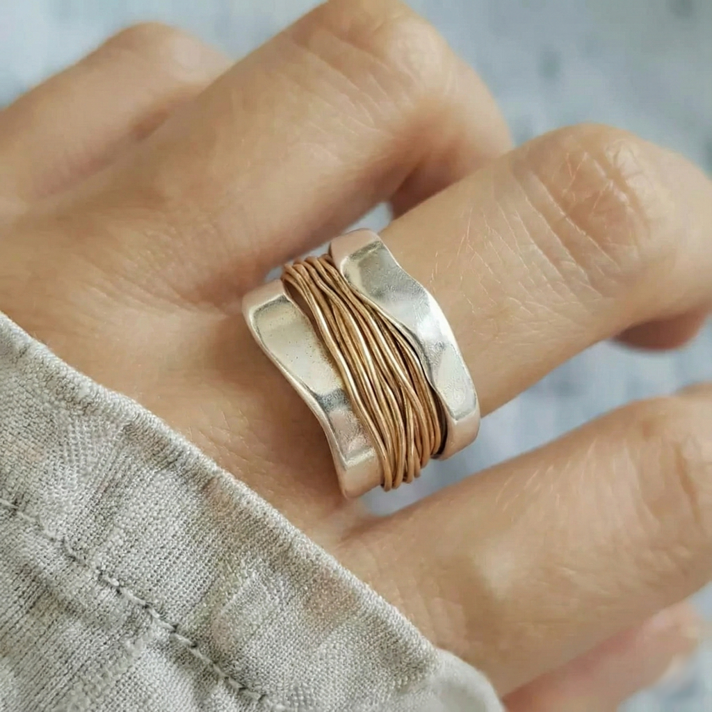 Sølvring med Gyldent Tråddesign