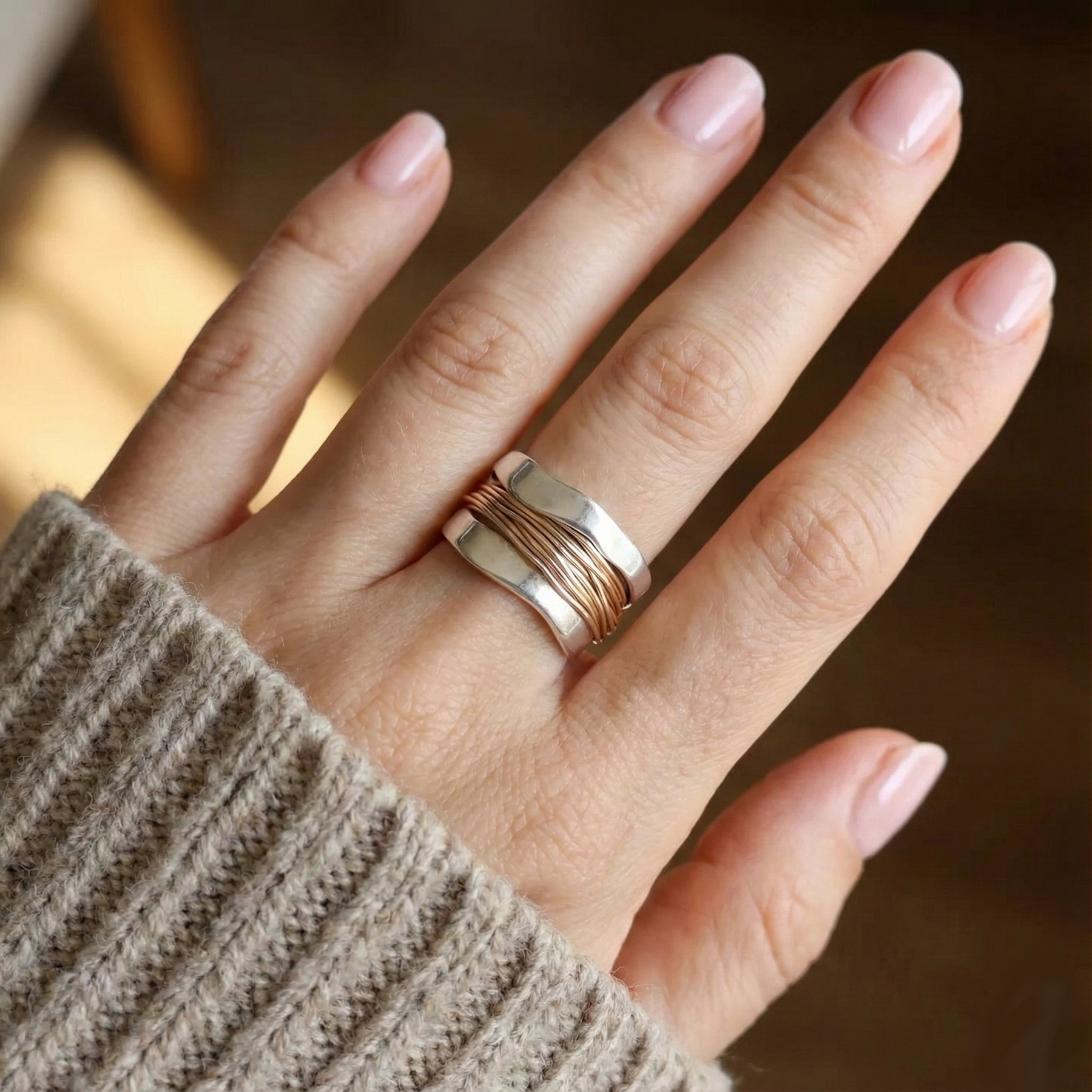 Sølvring med Gyldent Tråddesign