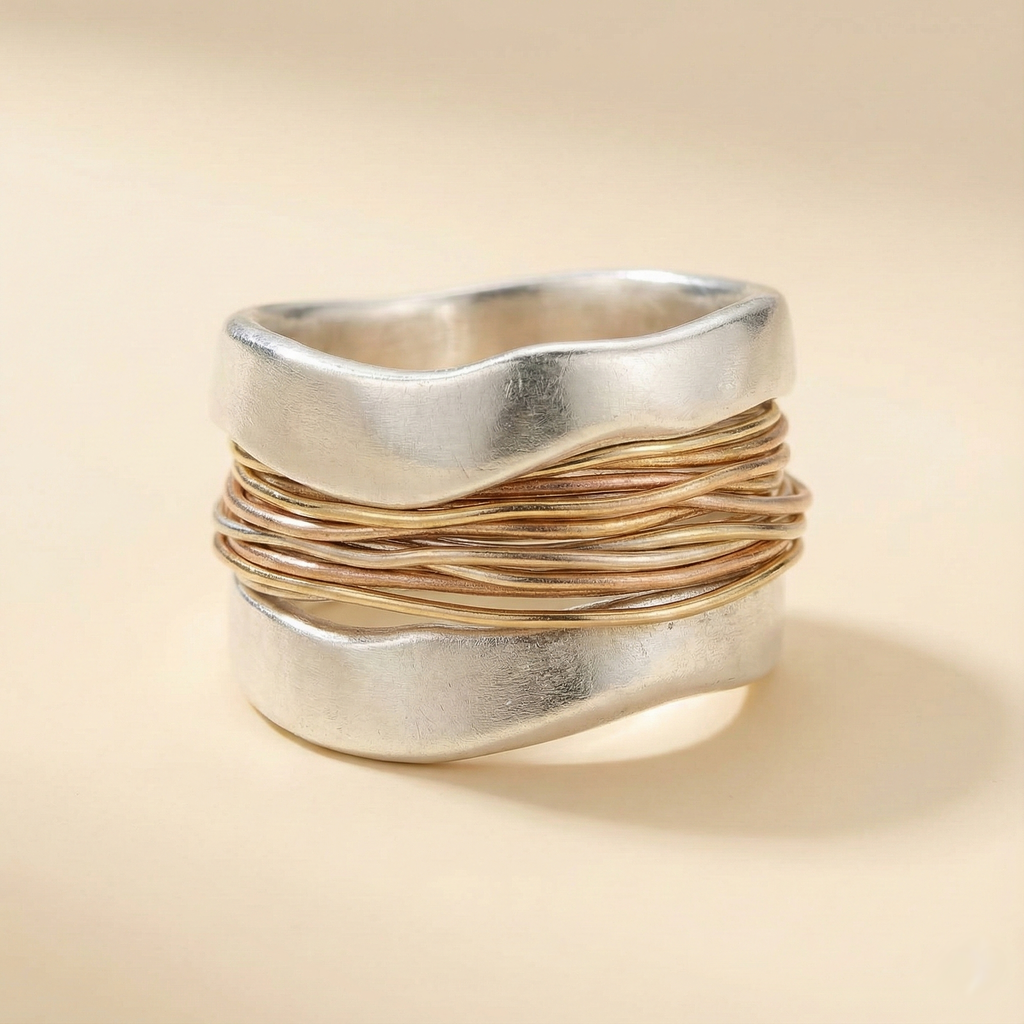 Sølvring med Gyldent Tråddesign